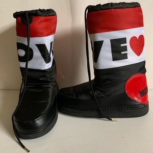 Moschino moon boots